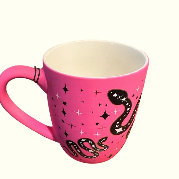 Cobwebs & Caldrons NWT Halloween (NWT)
Blk Pink Snake Metallic Smooth Touch Mug - Picture 3 of 4
